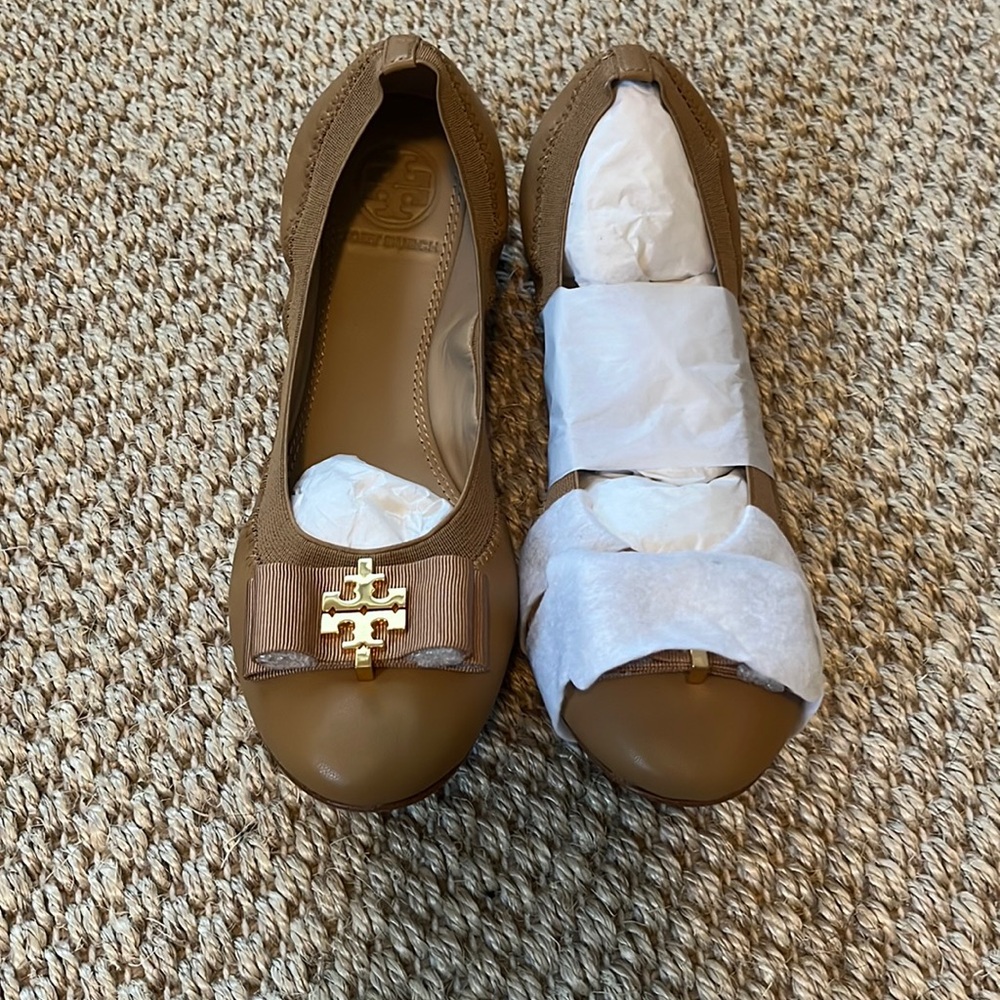 NEW Tory Burch Sedgewick Ballet Flat with bow, in Blond. In original packaging.